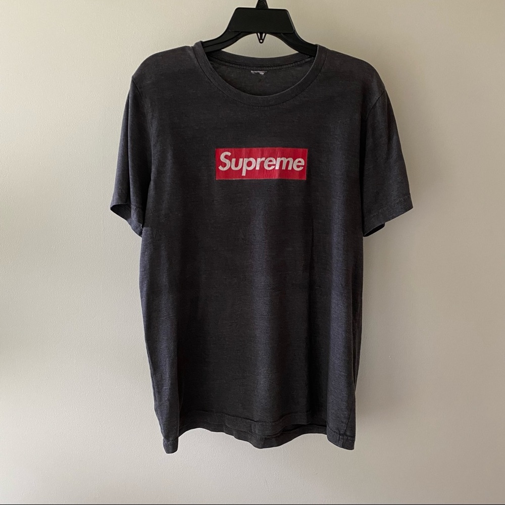 Supreme Unisex Graphic Short Sleeve T-shirt. Gray with red/white graphic. Size S